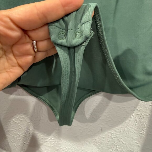 Babaton Aritzia Original Contour Squareneck Bodysuit Dusky Green Thong Size Med - Picture 9 of 15